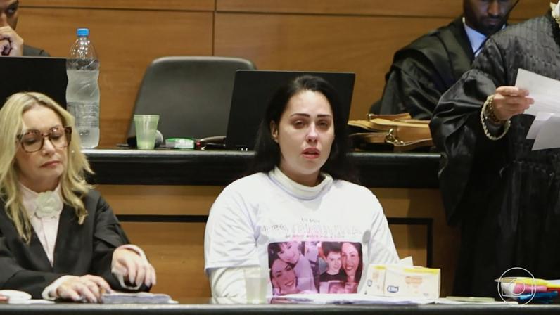 Monique Medeiros, mãe de Henry Borel, usava uma camiseta com fotos do filho — Foto: Jornal Nacional/ Reprodução