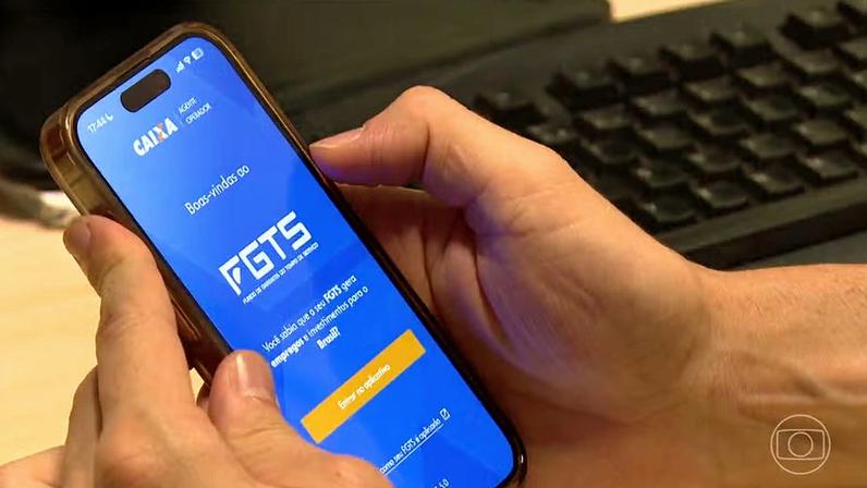 Celular vira a principal forma de sacar o FGTS; saiba em quais situações o resgate é permitido — Foto: Jornal Nacional/ Reprodução