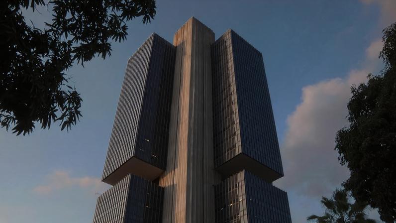 Relator da proposta de autonomia financeira do BC entrega projeto à Comissão de Constituição e Justiça do Senado — Foto: Jornal Nacional/ Reprodução