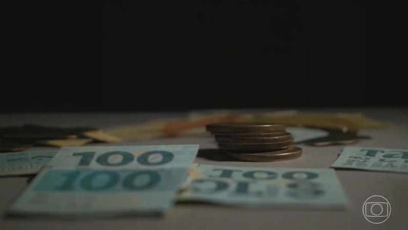Famílias brasileiras nunca estiveram tão endividadas, aponta levantamento do Banco Central — Foto: Jornal Nacional/ Reprodução