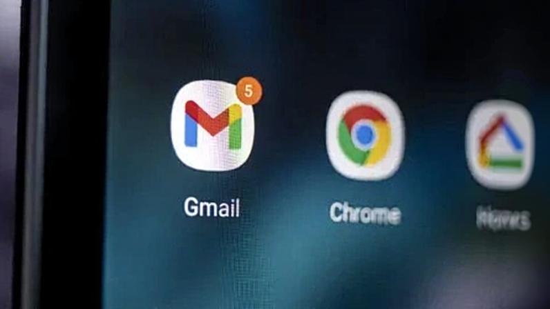 Logo do Gmail em uma tela, ao lado do app do Chrome