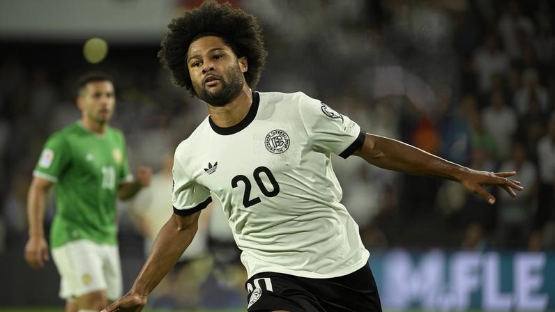 Gnabry comemora após marcar para a Alemanha contra a Irlanda do Norte pelas Eliminatórias Europeias
