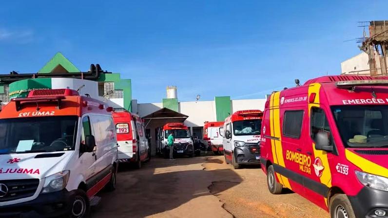 Acidente entre van, caminhonete e caminhão deixa mortos em Formosa, Goiás — Foto: Divulgação/Corpo de Bombeiros