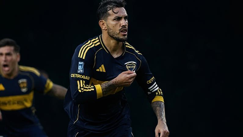 Leandro Paredes mostra o escudo do Boca Juniors após marcar o gol da vitória no clássico contra o River Plate no Monumental