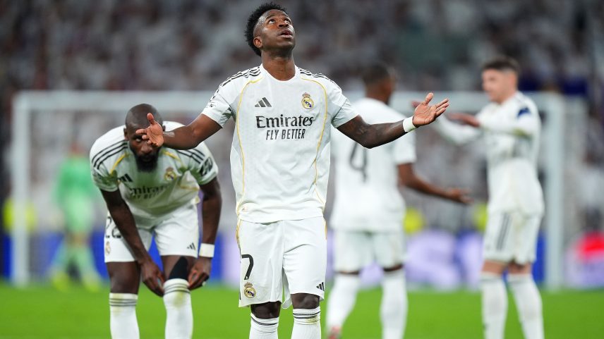 Vini Jr. comemora o gol que marcou para o Real Madrid contra o Benfica pela Champions League