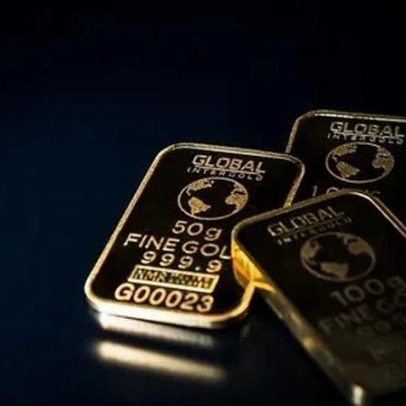 Ouro recua com avanço do petróleo e temores inflacionários