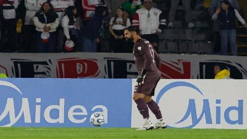 Goleiro Carlos Coronel, do São Paulo, em ação no duelo contra o Millonarios, pela Copa Sul-Americana