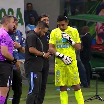 Goleiro do Sporting Cristal olha celular antes de pênalti