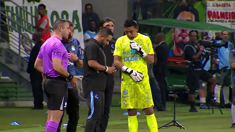Diego Enríquez, do Sporting Cristal, olha celular antes de pênalti do Palmeiras — Foto: Reprodução