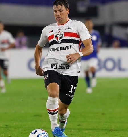 Gonzalo Tapia, do São Paulo, em ação na partida contra o Millonarios, na Copa Sul-Americana