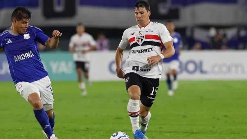Gonzalo Tapia, do São Paulo, em ação na partida contra o Millonarios, na Copa Sul-Americana