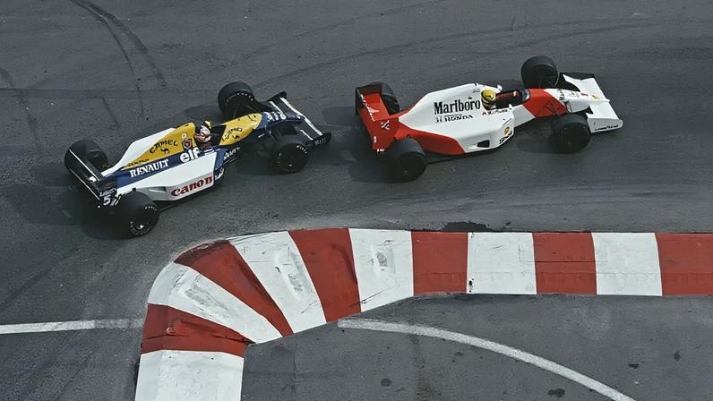 Nigel Mansell, pilotando o Williams FW14B Renault V10, persegue Ayrton Senna, pilotando o McLaren MP4-7A Honda V12