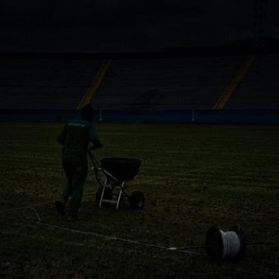 Jacuipense x Palmeiras: estádio passa por obras no gramado antes da partida