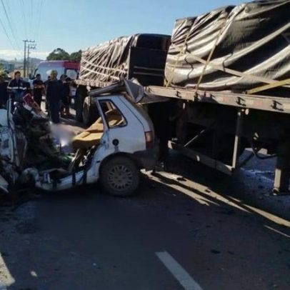 Cinco morrem em colisão entre carro e caminhão em rodovia de SC