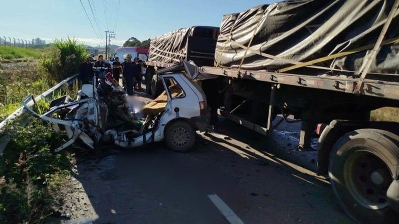 Acidente em rodovia de Santa Catarina ocorreu entre um Fiat Uno branco com um caminhão | Divulgação/CBMSC