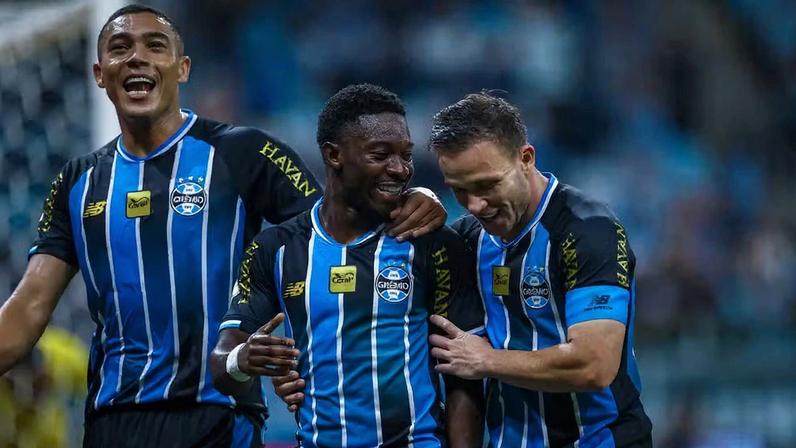 Carlos Vinicius, Amuzu e Arthur comemoram gol contra o Confiança — Foto: Lucas Uebel/Grêmio FBPA