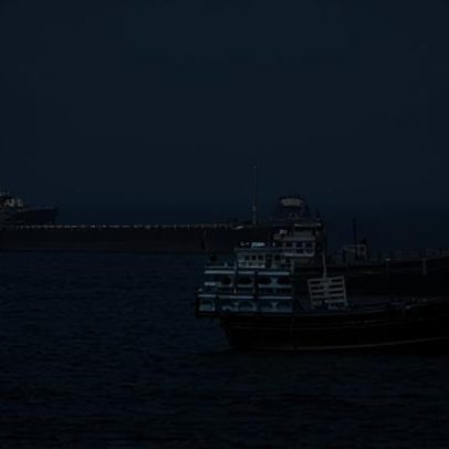 Navio sancionado pelos EUA atravessou o Estreito de Ormuz, diz mídia iraniana