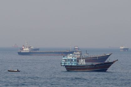 Navios e barcos no Estreito de Ormuz, na costa de Musandam, Omã