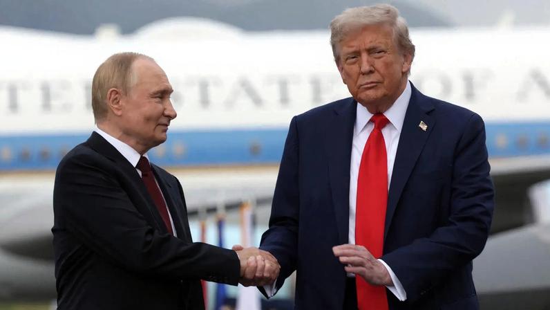 Putin e Trump se cumprimentam na chegada do ditador russo para encontro no Alasca, em 15 de agosto de 2025 (Foto: GAVRIIL GRIGOROV/SPUTNIK/KREMLIN/EFE/EPA)