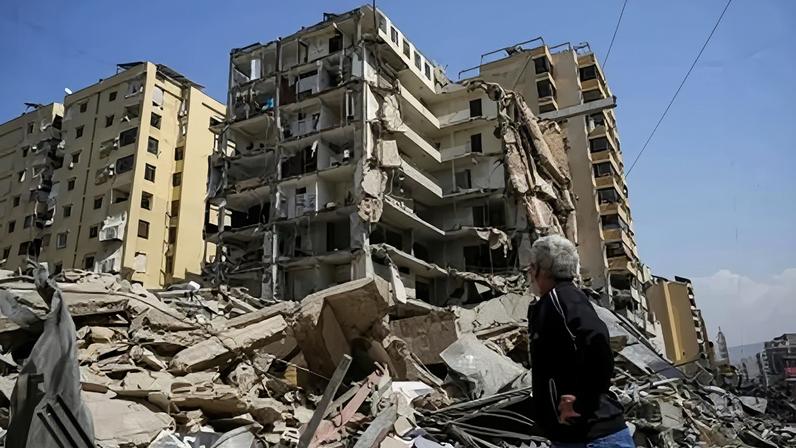 Prédio danificado após ataques israelenses em Beirute em 12 de março de 2026