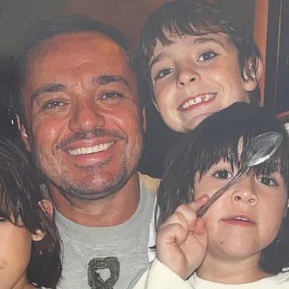 Filhas de Gugu resgatam fotos antigas com o pai e falam de saudade