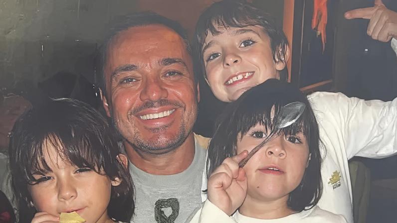 Filhas gêmeas de Gugu resgatam fotos ao lado do apresentador