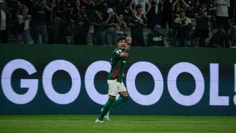 Gustavo Gómez celebra seu gol na vitória do Palmeiras sobre o Athletico-PR