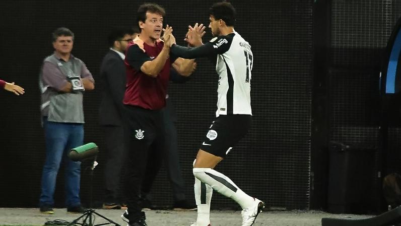 Gustavo Henrique comemora com Diniz o primeiro gol do Corinthians sobre o Peñarol