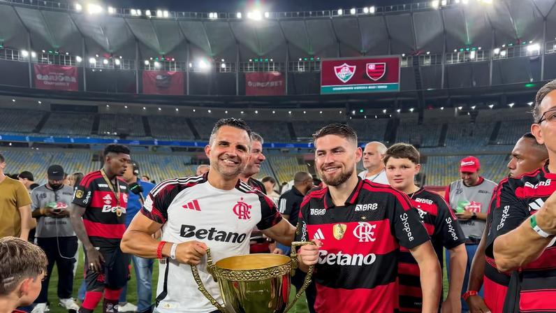 Nutricionista Gustavo Carvalho comemorou com Jorginho a conquista do Campeonato Carioca de 2026 — Foto: Instagram/Reprodução