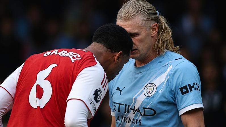 Haaland e Gabriel Magalhães em ação durante jogo entre Manchester City e Arsenal no Campeonato Inglês
