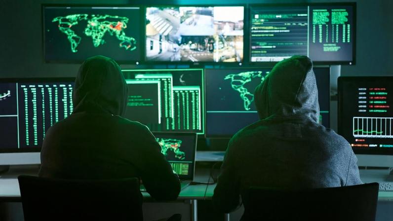 hackers em frente a computadores