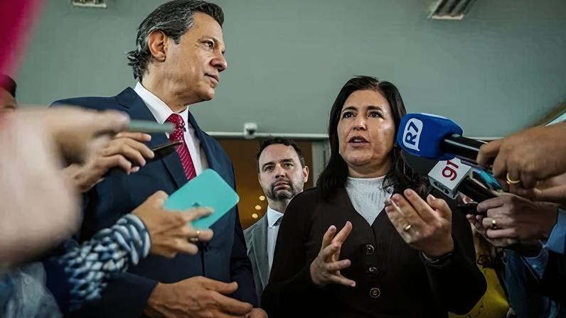 Ministros Fernando Haddad (Fazenda) e Simone Tebet (Planejamento) falam com jornalistas após reunião 13/06/2024