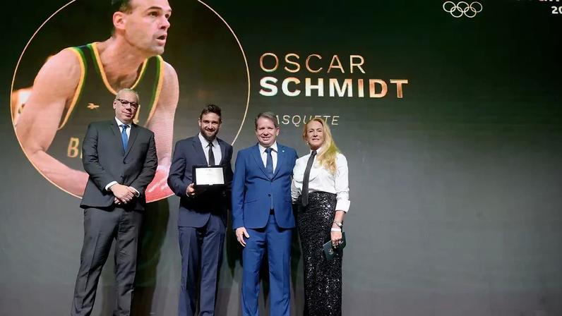 Oscar Schmidt foi introduzido no Hall da Fama do COB em 8 de abril, e foi representado pelo filho, Felipe, na cerimônia