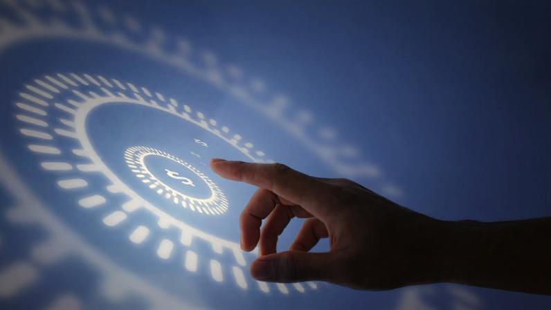 Mão toca interface digital azul com cifrão, em conceito de tecnologia financeira.