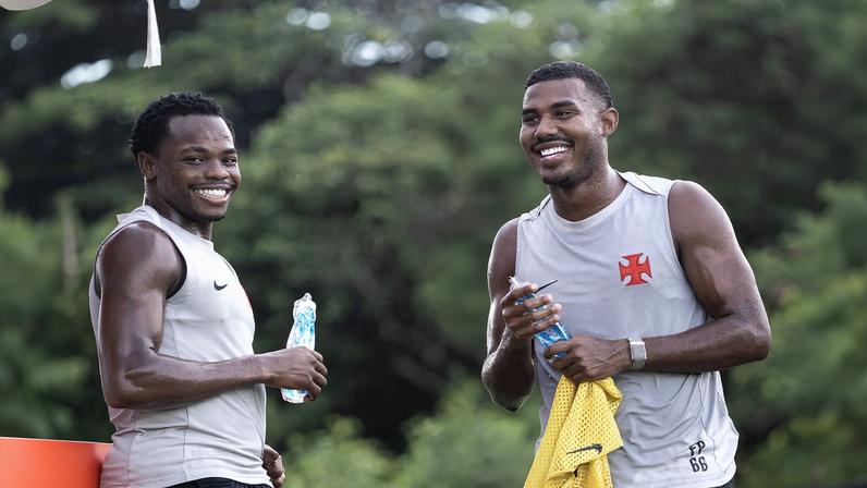 Cuiabano e Andrés Gómez em treino no CT do Vasco — Foto: Matheus Lima/Vasco
