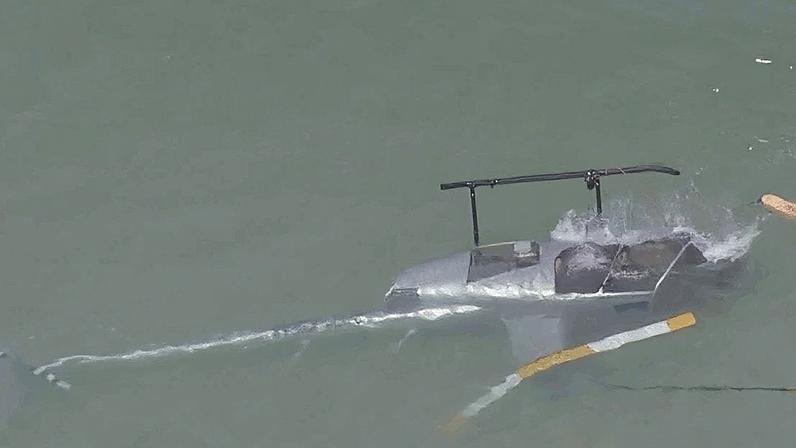 Na imagem, o helicóptero dentro do mar depois da queda