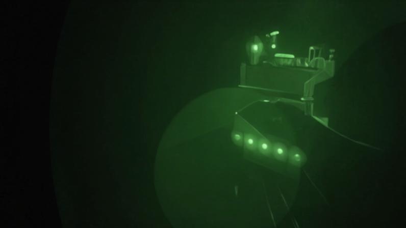 Imagens noturnas do Comando Central dos EUA (Centcom) mostram fuzileiros navais norte-americanos do navio USS Tripoli aproximando-se da embarcação de bandeira iraniana Touska
