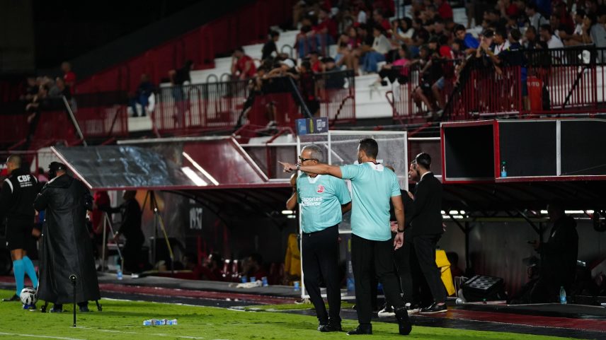 Hélio e Guilherme dos Anjos, técnicos do Náutico, em jogo contra o Atlético-GO — Foto: Divulgação/Náutico