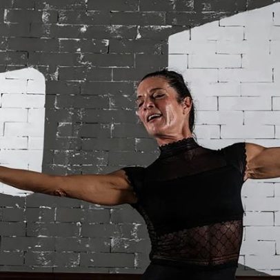 Viúva do acidente de 1996, Helo Gouvêa transforma dor em força pela dança aos 69