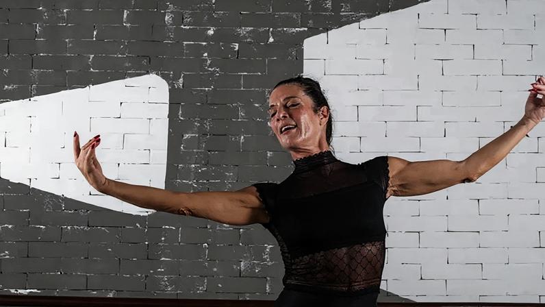 Viúva do acidente aéreo de 1996, Helo Gouvêa conta como transformou a dor em força por meio da dança aos 69 anos