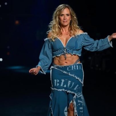 Helô Pinheiro desfila no Rio Fashion Week com peça de fio dental