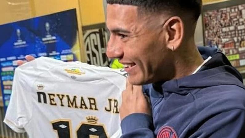 Herrera mostra a camisa de Neymar após o jogo