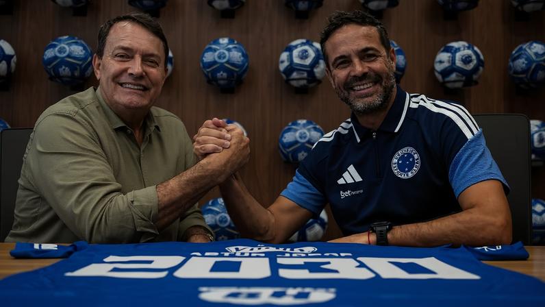Pedro Lourenço, presidente do Cruzeiro, e Artur Jorge acertaram a permanência do treinador no clube até o fim de 2030 — Foto: Reprodução/Cruzeiro