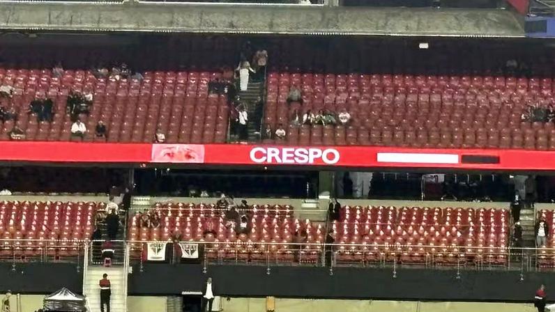 Anel de LED do Morumbis mostra Crespo como técnico — Foto: Reprodução