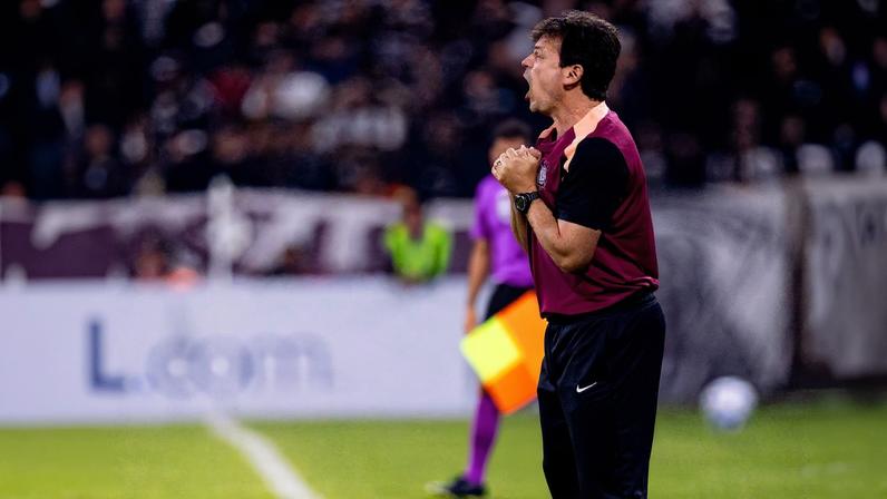 Técnico Fernando Diniz em Platense x Corinthians na primeira rodada da Conmebol Libertadores — Foto: Rodrigo Coca/Agência Corinthians