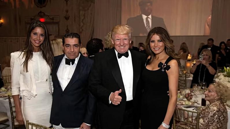 Da esquerda para a direita, a ex-modelo Amanda Ungaro, o empresário Paolo Zampolli, o presidente dos EUA, Donald Trump e a primeira-dama e ex-modelo, Melania Trump, em festa de réveillon em Mar-a-Lago, na Flórida, em 2016