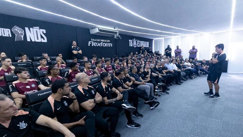 Fernando Diniz em reunião com jogadores e funcionários no CT Joaquim Grava — Foto: Rodrigo Coca/Agência Corinthians