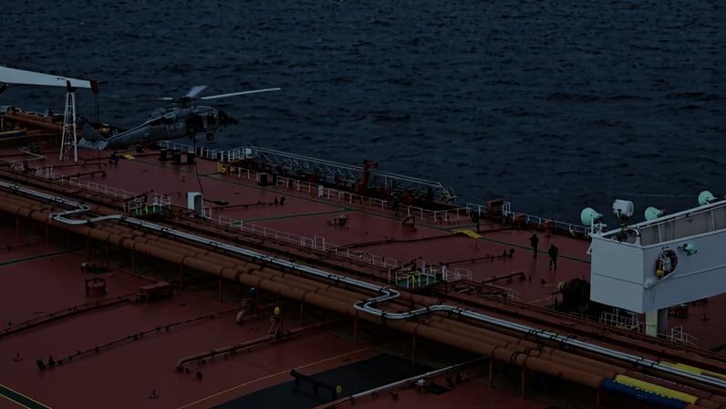 EUA divulgam imagem em que afirmam mostrar a apreensão realizada ao navio-tanque iraniano nesta terça-feira — Foto: Departamento de Guerra dos EUA / Reprodução via X