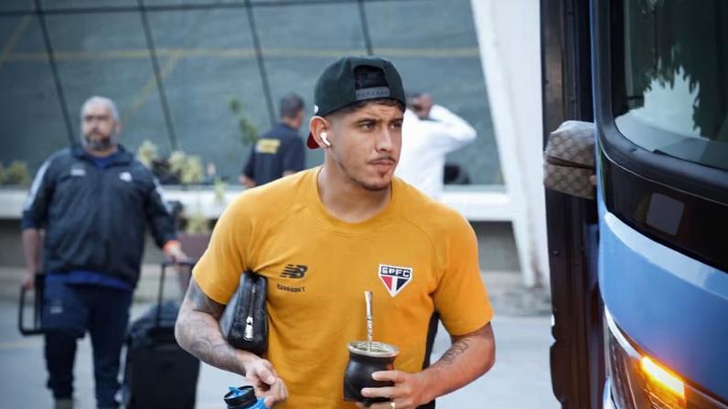 Alan Franco na chegada do São Paulo a São Januário — Foto: Rubens Chiri / São Paulo FC