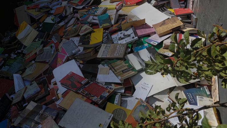 27/04/2026 - Acervo de livros da Biblioteca Municipal Monteiro Lobato, que foi fechada em 2020, são encontrados em lixo. Foto: Cadu Simões/X